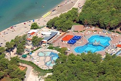 Poolanlage und Strand von Camping Zaton in Kroatien