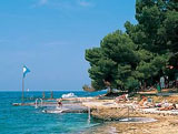 Blaue Flagge am Strand vom Hotel Galijot, Plava Laguna, Kroatien